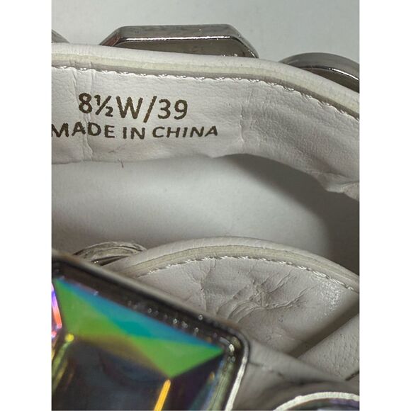 VINCE CAMUTO AMBRIDIL LADIES SIZE 8,5 LEATHER WHITE SANDALS SHOES TOE LOOP - Picture 4 of 9